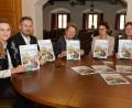 Bild: hcz
Die neue Stadtbroschüre schlagen (von links) Silvia Kaiser-Schläger, Florian Schläger, Petra Vorsatz, Barbara Heimerl und Jessica Stich vor.