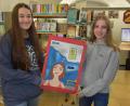 Bild: Sonja Kaute
Nina Wolf (links) und ihre Freundin Lea Albert von der Max-Reger-Schule präsentieren das Bild, das Nina zum Thema gemalt hat. Sie hatte damit im Sommer den ersten Platz beim Malwettbewerb zum Thema Gefahren im Netz an ihrer Schule gewonnen.