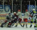 Bild: gb
Die Blue Devils feierten am Freitagabend einen 4:2-Derbysieg gegen die Selber Wölfe. Vor allem im Schlussdrittel gab es viele packende Szenen vor dem Kasten der Gäste. Hier nehmen Goalie Niklas Deske und Florian Ondruschka den Weidener Chase Clayton in die Zange.