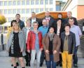 Bild: frd
35 Jahre ist es her, dass sie die Doktor- Eisenbarth-Schule verlassen haben. Beim Klassenntreffen wurde die sanierte Schule zusammen mit Rektor Werner Winderl (hinten, rechts) besichtigt.
