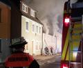 Bild: jma
Aus den Fenstern im ersten Stock quoll dichter Rauch. 90 Feuerwehrleute waren bei dem Brand in Auerbach im Einsatz.