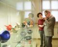 Bild: Gabi Schönberger
Das Design der Hedwig-Bollhagen-Werkstätten ist funktional und zeitlos elegant. Landtagsvizepräsident Wolfgang Heubisch (Mitte) nahm eine Kanne aus dem Museumsshop mit nach Hause, nachdem ihm Stefanie Dietz und Thomas Kühn mehr über die Keramikerin erzählt hatten.