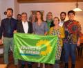 Bild: sir
Die Grünen stellten ihre Kandidatenliste für die Kreistagswahl 2020 auf. Auf Platz 1 kandidiert Ulrike Pelikan-Roßmann (Mitte). Der Landkreis brauche mehr Grün, brauche auch mehr Frauen in der Politik, sagte sie. Die anderen Spitzenkandidaten sind (von links) Benjamin Quaas, Sirko Galz, Rudi Sommer, Martina Pfauntsch, Elisabeth Bauer, Marion Juniec-Möller und Andre Petershans. Die Landtagsabgeordnete Anna Toman (rechts) hatte die Wahlleitung inne.