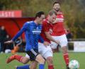 Bild: ham
Der Weidener Siegtorschütze Michael Busch (links) im Laufduell mit dem Pfreimder Nicolas Schmid. Die SpVgg SV mühte sich zu einem 1:0 beim Schlusslicht.