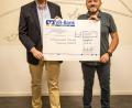 Bild: u
Seit 1808 gehört Steiningloh zur Pfarrei Ursulapoppenricht, die 1000 Euro für die Sanierung der Marienkapelle spendet. Kirchenpfleger Christian Lingl (links) überreicht den Scheck an Ortssprecher Erich Stauber.