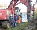Bild: lep
Bürgermeister Jürgen Kürzinger (links) und Bauhofleiter Jörg Dollhopf (dritter von links) machen sich zusammen mit Diplomingenieur Jürgen Sczygiol (Zweiter von links), Firma Wilhelm Bauer aus Erbendorf, ein Bild von dem Baufortschritt des Regenrückhaltebeckens in der Kalkofenstraße. Rechts steht Polier Hans Wopperer.