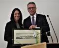 Bild: ubb
Bürgermeister Franz Stahl schenkte Krankenhausleiterin Claudia Kost zum Jubiläum eine alte Ansicht von Tirschenreuth. Das Krankenhaus sei auf dieser Abbildung noch nicht dabei, so Stahl.
