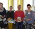 Bild: do
Aus dem Fundus des Bücherflohmarktes stammen die wertvollen Sachspenden, die das "MuKi-Team" Speinshart an das Kindergarten- und Schulpersonal überreicht.