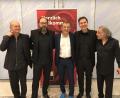 Bild: :dok
Das Jourist-Quartett und Dominique Horwitz (Mitte): Von links: Jakob Neubauer, Johannes Huth, Dominique Horwitz, Andreas Dopp, Edouard Tachalow