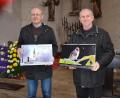 Bild: gi
Der Hobbyfotograf Max Striegl (links) und Pfarrer Josef Most stellen den neuen Kalender für das Jahr 2020 zugunsten der Innenrenovierung der Pfarrkirche vor.