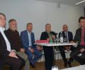 Bild: gib
Die Podiumsrunde: (von links) Bundestagsabgeordneter Stefan Schmidt, Stefan Schell (Bayerisches Verkehrsministerium), Matthias Trykowski (DB Netz AG) Moderatorin Maria Simon, Landtagsabgeordneter Jürgen Mistol und Lukas Iffländer (Pro Bahn).