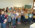 Bild: hah
Die Freude bei den Schülern der Lauterachtal-Grundschule Hohenburg ist riesig: Sie sind dankbar für die zahlreichen Bücherspenden der Eltern.