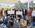 Bild: jzk
Bei Spendenübergabe im Atrium waren dabei: (von links) Lehrer Christian Beck, Vorstandvorsitzender Ludwig Zitzmann von der Sparkasse Oberpfalz Nord, Rektorin Christine Wiesend, Landrat Wolfgang Lippert, Bürgermeister Werner Nickl, Projektleiter Andreas Pleichinger, Konrektorin Iris Eckert und Elternbeiratsvorsitzende Damaris Bergemann (Mittelschule).