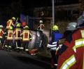 Bild: Roland Wellenhoefer
Am Sonntagabend kam es im Kemnather Ortsteil Löschwitz zu einem Unfall. Einsatzkräfte befreiten die Fahrerin über das Heck des Fahrzeugs.