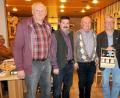 Bild: bsc
Mit kleinen Präsenten würdigten die Vorsitzenden des Tirschenreuther Kreisverbands für Wohneigentum, Otmar Zeitler (rechts), Gerhard Strobl (Mitte) und Fritz Bergmann (links), die Vorträge und Informationen von Bezirksrat Toni Dutz (Zweiter von rechts) und des Bezirksvorsitzenden für Wohneigentum, Helmut Grünbauer (Zweiter von links).