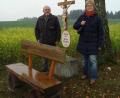 Bild: schß
Die Geschwister Marianne Flierl, jetzt wohnhaft in Ebermannsdorf, lassen zusammen mit Alfons Ring aus Bittenbrunn das verwitterte Flurkreuz oberhalb des Ortes renovieren.