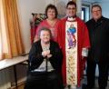Bild: jzk
In seinem neuen Messgewand begrüßte Neupriester Jakub Dezkowicz (Dritter von links) Pfarrer Sven Grillmeier, Karin (hinten von rechts) und Elfriede Klante (sitzend) in seiner Pfarrkirche.