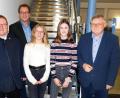 Bild: hai
Pfarrer Sven Grillmeier und der Vorsitzende des Gewerbeverbandes, Franc Dierl (von links), sowie Bürgermeister Manfred Porsch (rechts) betrauten Ana Verhovsek und Anna Hoppert (von rechts) mit einem himmlischen Auftrag.