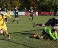 Bild: ref
Michael Behrend (links) macht das 2:0 für Germania Amberg rechts fliegen Torwart und Abwehrspieler des FSV ein bisschen konfus durch den Strafraum