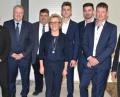 Bild: no
Grund zur Freude für alle (von links) Raiffeisen-Vorstand Martin Sachsenhauser, Josef Vogl von der Handwerkskammer Niederbayern-Oberpfalz, Landrat Richard Reisinger, Bürgermeister Dieter Dehling, Rosemarie Hartmann, Jonas Hartmann, Fabian Hartmann, Heribert Hartmann und Raiffeisen-Vorstand Erich Übler.