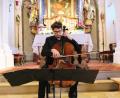 Bild: do
Christoph Heinlein demonstriert bei seinem Konzert in der Expositurkirche in Oberbibrach delikate Cello-Kunst. Gleichzeitig überrascht er mit Blick auf das Konzertthema "Offenbarung" mit lyrischen Zwischenbemerkungen.