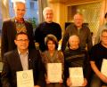 Bild: le
Ehrungen langjähriger und verdienter Mitglieder stehen im Mittelpunkt der Jahreshauptversammlung des Waldvereins mit (sitzend, von links) Oliver Mutterer, Birgit Meierhöfer, Karl Kett und Harald Meierhöfer sowie (stehend, von links) Vorsitzender Markus Staschewski, Gerhard Stadler, Gerhard Kühner und zweite Vorsitzende Gisela Mutterer.