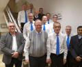 Bild: hir
Die Präfekten Hans Leipold (vorne Zweiter von links), Alois Kleierl (vorne, Dritter von links) und Anton Richthammer (Zweiter von rechts) wurden einstimmig wiedergewählt. Unser Bild zeigt den Marianischen Rat zusammen mit Bürgermeister Richard Tischler (links) und Pfarrvikar Robin Kuzhivelil (rechts).