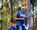 Bild: nag
Erwin Meier und Heinz Gebhardt montieren im Bildltal das Bild von der Heiligen Dreifaltigkeit.