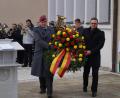 Bild: du
Bürgermeister Ernst Lenk (rechts) und Oberstleutnant Thomas Lewerenz legen bei der Gedenklfeier
zum Volkstrauertag für die Toten von Krieg und Gewalt einen Kranz am Ehrenmal nieder.