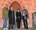 Bild: ANDREAS ROYER
Vom Rathaus beeindruckt zeigten sich (von links) BR-Journalist Wolf Gaudlitz, Fürst Gioacchino Lanza und Fürstin Nicoletta Tomasi di Lampedusa, die Stadtheimatpfleger Markus Lommer mit Fakten zur Historie der Herzogstadt versorgte.