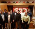 Bild: hal
SPD-Kreisvorsitzender Markus Ludwig und Kreisrat Fritz Betzl (von links) gratulieren den Beisitzern Daniel Walberer und Lukas Przetak, der neue Doppelspitze Thorsten Hallmann und Anja Kirschsieper, dem neuen Kassier Martin Weber, und den Beisitzern Richard Landgraf und Stefan Schöneich.