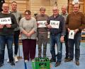 Bild: zer
Markus Schlagenhaufer, Vorsitzender Andreas Hammer, Claudia Zielbauer, Franz Hermann, Hans Müller, Zweiter Vorsitzender Josef Kellner und Rudolf Schlagenhaufer (von links) freuen sich über einen gelungenen Preisschafkopfabend.