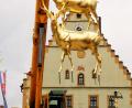 Bild: Hans Meindl
Da schweben sie ein, die beiden vergoldeten Hirsche für den neuen Stadtbrunnen.