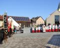 Bild: Josef Böhm
In großer Zahl hatten sich Vereine und Kirchenbesucher zur Segnung der Außenanlagen des neuen Pfarrheims St. Martin versammelt. Der Akt setzte den Schlusspunkt unter die zwei Jahre dauernden Bauarbeiten.