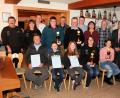 Bild: bsc
Den Kreis- und Vizemeistern der Kreisgeflügelschau 2019 gratulierten (von rechts) Schirmherr Oskar Schuster und Kreisvorsitzender Karl Weiß sowie die Vorsitzende des ausrichtenden Kleintierzuchtvereins Friedenfels, Ramona Bauer (Zweite von links).