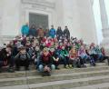Bild: den
Die 5b und 5c mit den Lehrern und Tutoren auf der Treppe der Befreiungshalle.