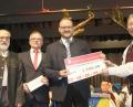 Bild: Schönberger, Ferdinand [fsb]
Vorsitzender Reinhold Schwarzmeier (von links), Marktdirektor der Vereinigten Sparkassen Thomas Müllner, Landrat Andreas Meier und musikalischer Leiter Karl Wildenauer präsentieren den überdimensionalen Spendenscheck beim Jubiläumskonzert der Stadtkapelle.