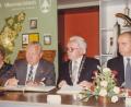 Bild: lg
1981 wurde Alois Niederalt (Zweiter von links) Ehrenbürger von Oberviechtach. Links seine Gattin Carola Niederalt, rechts Bürgermeister Josef Spichtinger und Staatssekretär Max Fischer (Cham).