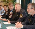 Bild: Gabi Schönberger
Diskutierten mit rund 25 Weidenern zum Thema Sicherheit (von links): Polizeidirektor Gerhard Höfler (Bundespolizei Waidhaus), Bürgermeister Jens Meyer, Moderator und ILS-Leiter Jürgen Meyer, Klaus Müller (Polizeidirektor, Leiter der Inspektion Weiden) sowie Polizeihauptkommissar Johann Wurm, Verkehrssachbearbeiter bei der Weidener Polizei.