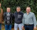 Bild: Martin Hertel/exb
Forstbetriebsleiter Winfried Pfahler (links) und Personalratsvorsitzender Robert Sieber (rechts) dankten bei der Personalversammlung des Forstbetriebs Fichtelberg den beiden Forstwirten Harald Benker und Wilhelm Herrmann für 40 Jahre treue Dienste bei den Bayerischen Staatsforsten.
