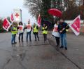 Bild: td
Am frühen Morgen stellten sich einige Streikende vor das Klinikgelände in Lindenlohe, um auf den Ausstand aufmerksam zu machen. Die gut besuchte Streikversammlung fand anschließend im benachbarten Schwarzenfeld statt.