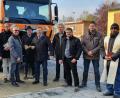 Bild: sm
Gerhard Pamler von MAN übergibt bei der Fahrzeugweihe symbolisch den Schlüssel für den neuen Gemeinde-LKW an Bürgermeister Gerhard Kellner.