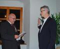 Bild: enz
Bürgermeister Klaus Meyer (links) vereidigte Hubert Stark als neuen Marktrat.