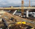 Bild: bl
Die Großbaustelle im Nabburger Ortsteil Perschen nähert sich dem Ende. Noch in diesem Jahr soll die Brücke, die den Ort mit Neusath verbindet, befahrbar sein. Mit einer Einschränkung: Das Wetter muss beim vorläufigen Endspurt mitspielen.