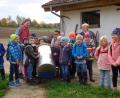 Bild: nbu
Die Schüler der Klasse 1/2 von der Josef-Voit-Grundschule schieben unter der Anleitung von Landwirt Konrad Reil (Mitte) und der Aufsicht durch Lehrerin Brigitte Böhm (rechts daneben) den großen Milchtank zur Milchtankstelle.