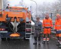 Bild: nm
Vom Wintereinbruch ließen sich Berthold Preisinger, Franz Wünsche und Alexander Klettner (von links) am Mittwoch nicht beeindrucken. Das Bauhofteam und die Gerätschaften sind jedenfalls für Einsätze gerüstet.