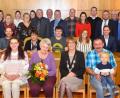 Bild: fjo
Im Kreise der Vereinsabordnungen und ihrer Familie ehrt Bürgermeisterin Margit Kirzinger (vorne, Dritte von links) Monika Wittmann aus Hagendorf (mit Blumenstrauß) für ihr enormes ehrenamtliches Engagement.