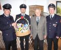 Bild: kro
Konrad Fischer (Mitte) feierte seinen 85. Geburtstag. Dazu gratulierten im Namen der Feuerwehr Querenbach (von links) Richard Schicker, Matthias Döberl, Konrad Hart und Uwe Friedrich.