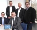 Bild: Hirsch
Landrat Thomas Ebeling (sitzend rechts) und seine Mitarbeiter Christian Meyer und Reiner Kolloch ließen sich von Dr. Andre Zorger (sitzend llinks) und Michael Wittmann (stehend Zweiter von rechts) die neue Internetplattform "Energie.Monitor" erklären.