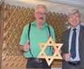 Bild: Benkhardt
Daumen hoch: Für Johann Käß war die Umstellung des Rechersimerhofs von Milchviehhaltung auf Zoiglausschank ein Volltreffer. Der Laden brummt. Landwirtschaftsdirektor Wolfgang Wenisch (rechts) gratulierte zu dieser Erfolgsgeschichte.